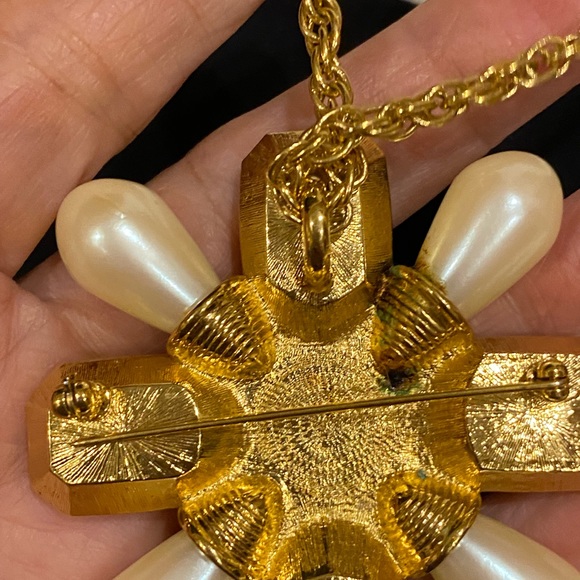 Vintage AVON Maltese Cross Pin Brooch Pendant Necklace Moghul Pearl. - Picture 2 of 9